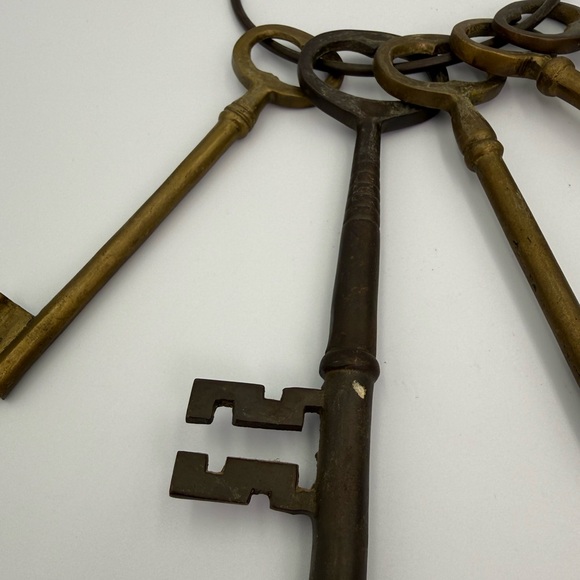 Solid Brass Skeleton Keys on Brass Ring-Set Of 5 Decor Cottage Farmhouse - Picture 5 of 8